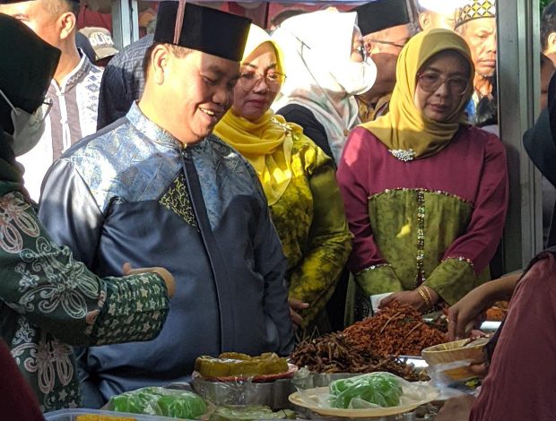 Hari Pertama Ramadan, Warga Langsung Serbu Pasar Ramadan Taman Kota Sampit