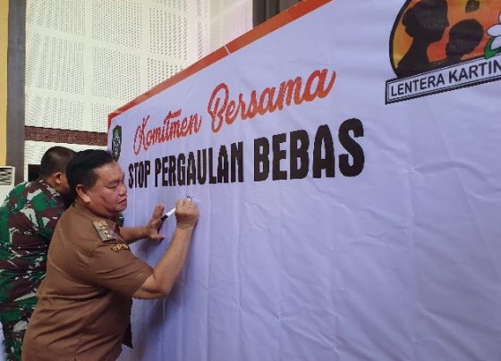Bupati Kotim Halikinnor saat menandatangani komitmen bersama stop pergaulan bebas bersama Lembaga Swadaya Masyarakat Lentera Kartini