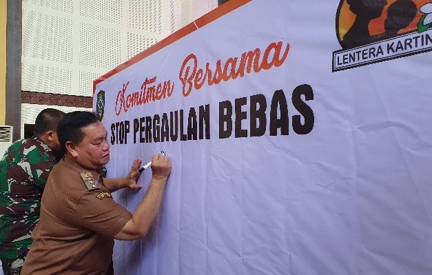 Bupati Kotim Halikinnor saat menandatangani komitmen bersama stop pergaulan bebas bersama Lembaga Swadaya Masyarakat Lentera Kartini