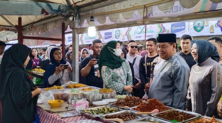 Bupati Kotim Halikinnor saat menemui pedagang pada Pasar Ramadan Kamis 23 Maret 2023