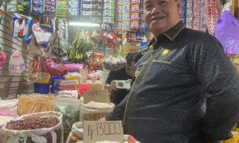 Bupati Kotim Halikinnor saat mengecek harga bahan kebutuhan pokok menjelang Ramadan di Pusat Perbelanjaan Mentaya Sampit Kamis 16 Maret 2023.