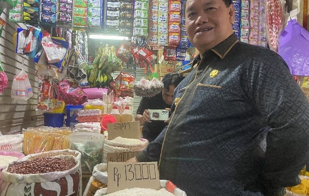 Bupati Kotim Halikinnor saat mengecek harga bahan kebutuhan pokok menjelang Ramadan di Pusat Perbelanjaan Mentaya Sampit Kamis 16 Maret 2023.