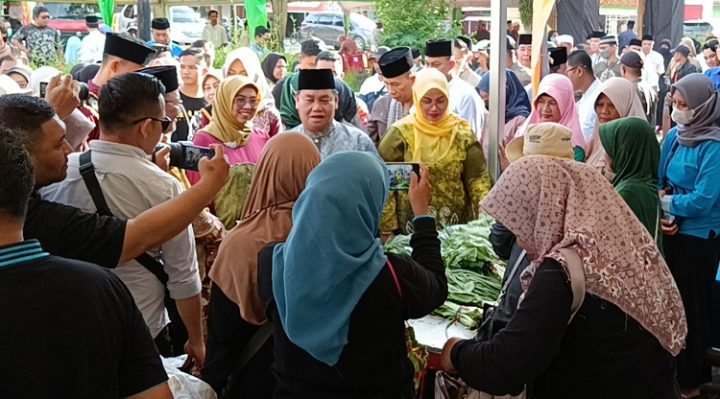 Bupati Kotim Halikinnor saat mengecek pasar penyeimbang di areal Pasar Ramadan Taman Kota Sampit Kamis 23 Maret 2023