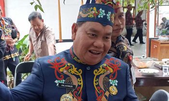 Bupati Kotim Halikinnor saat menghadiri Pelantikan Damang Adat Baamang Kamis 2 Februari 2023