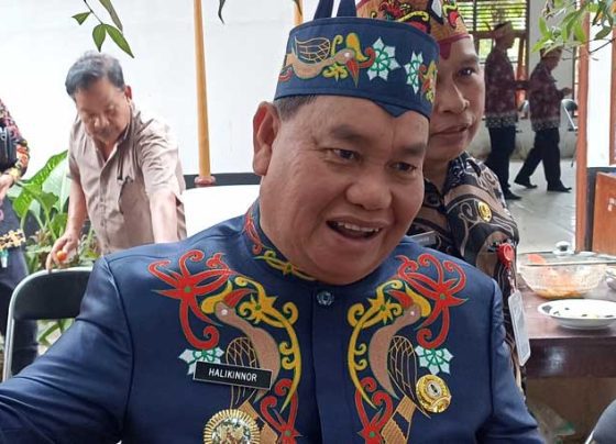 Bupati Kotim Halikinnor saat menghadiri Pelantikan Damang Adat Baamang Kamis 2 Februari 2023