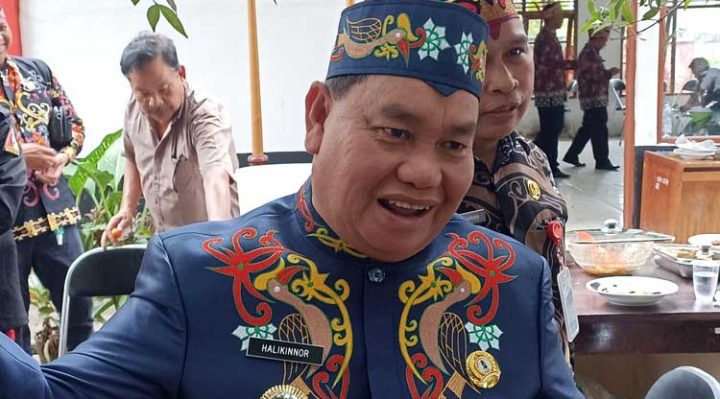 Bupati Kotim Halikinnor saat menghadiri Pelantikan Damang Adat Baamang Kamis 2 Februari 2023