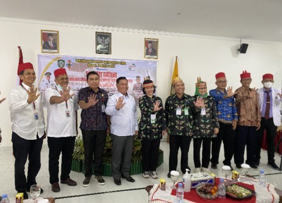 Bupati Kotim didampingi Sekretaris Daerah saat berfoto bersama dengan tim surveior akreditasi RSUD dr Murjani Sampit Jumat 17 Maret 2023.