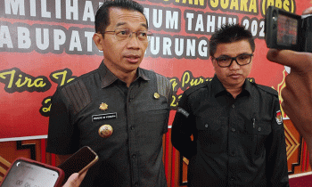 Bupati Murung Raya Perdie M. Yoseph didampinggi ketua KPU Murung Raya Sanjaya sebelah kanan saat diwawancarai awak media Rabu 25 Januari 2023.