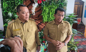 Bupati Murung Raya Perdie M. Yoseph kanan dan Bupati Bengkayang kiri saat diwawancarai awak media di kantor Bupati pada Senin 20 Maret 2023.