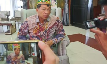 Bupati Murung Raya Perdie M. Yoseph saat diwawancarai awak media di rumah jabatan bupati Sabtu 19 Maret 2023.