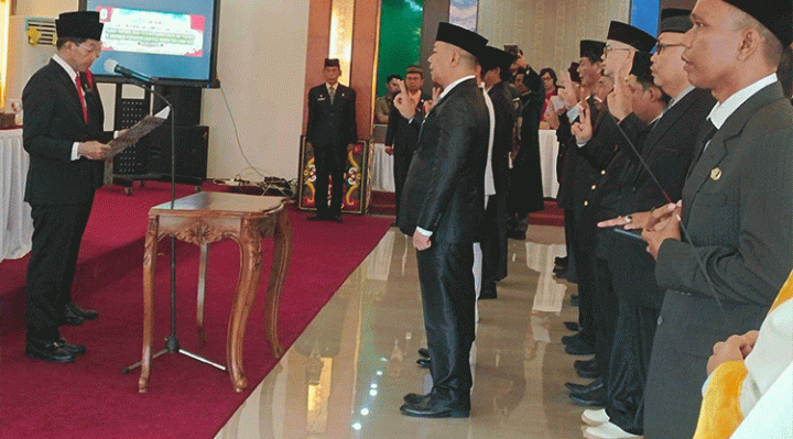 Bupati Murung Raya Perdie M. Yoseph saat mengambil sumpah dan janji jabatan 39 Pejabat lingkungan Pemerintah Kabupaten Murung Raya yang berlangsung di aula Cahai Ondhui Tingang Selasa 21 Maret 2023.