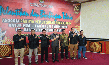 Bupati Murung Raya Perdie M. Yoseph tengah nomor 4 dari ujung kanan saat foto bersama usai menutup secara resmi Bimtek yang diiku anggota PPS se Kabupaten Murung Raya Rabu 25 Januari 2023.