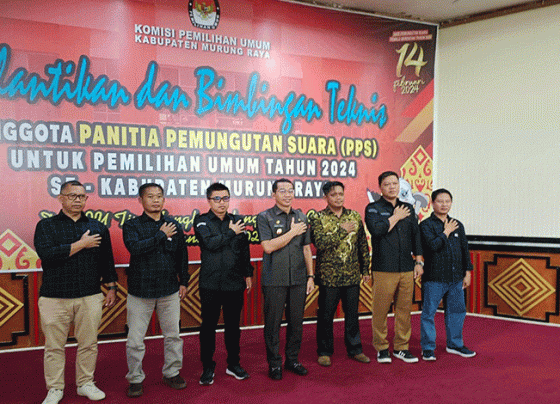 Bupati Murung Raya Perdie M. Yoseph tengah nomor 4 dari ujung kanan saat foto bersama usai menutup secara resmi Bimtek yang diiku anggota PPS se Kabupaten Murung Raya Rabu 25 Januari 2023.