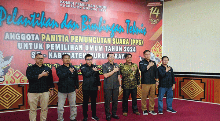 Bupati Murung Raya Perdie M. Yoseph tengah nomor 4 dari ujung kanan saat foto bersama usai menutup secara resmi Bimtek yang diiku anggota PPS se Kabupaten Murung Raya Rabu 25 Januari 2023.