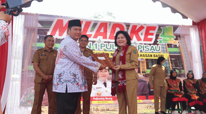 Bupati Pulang Pisau Pudjirustaty Narang menghadiri Hari jadi Madrasah Tsanawiyah Negeri 1 yang ke 14 di Kecamatan Kahayan Hilir Kabupaten Pulang Pisau.