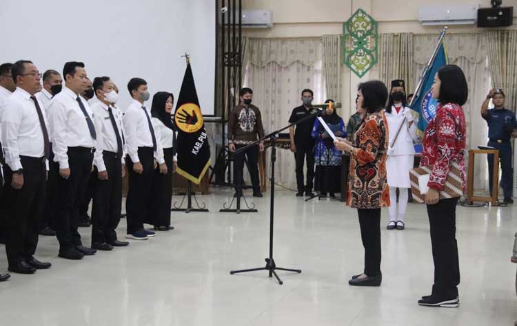 Taty Narang Kukuhkan Pengurus BNK dan Satgas Saber Pungli Pulang Pisau