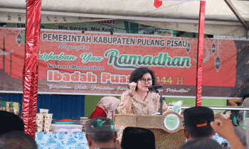 Bupati Pulang Pisau memberikan arahan saat membuka pasar Ramadan belum lama ini.