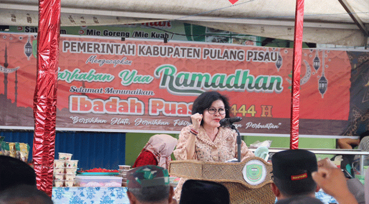 Bupati Pulang Pisau memberikan arahan saat membuka pasar Ramadan belum lama ini.