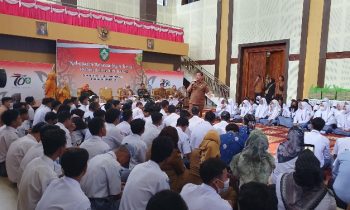 BupatiKotimHalikinnorsaatberdialogbersamapelajarSMASMKsederajat.