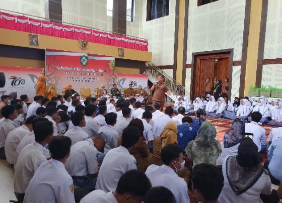 BupatiKotimHalikinnorsaatberdialogbersamapelajarSMASMKsederajat.