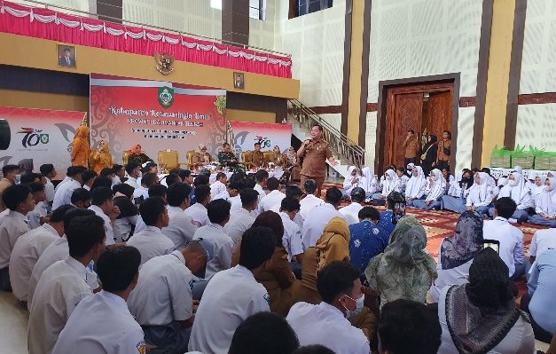 BupatiKotimHalikinnorsaatberdialogbersamapelajarSMASMKsederajat.