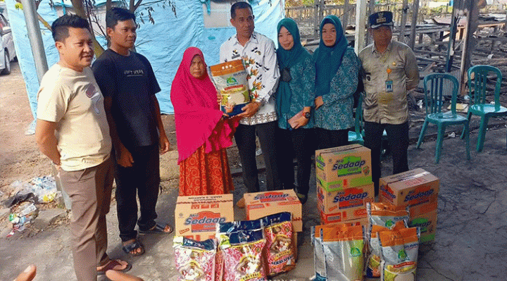 Camat Baamang Sufiansyah dan Lurah Baamang Hulu Rudi Setiawan menyerahkan bantuan kepada warga korban kebakaran di Baamang Hulu Jumat 3 Maret 2023