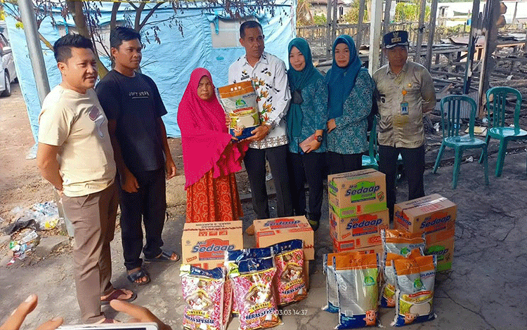 Lurah Baamang Hulu Bantu Korban Kebakaran di Baamang Hulu