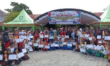 Camat MB Ketapang Eddy Hidayat Setiadi berfoto bersama para juara di FLS2N O2SN dan OSN di SDN 3 MB Hulu Sampit Sabtu 25 Februari 2023