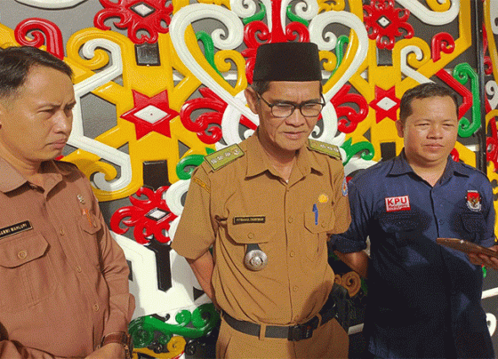 Camat Murung Fitrianul Fahriman saat diwawancarai awak media usai menghadiri pelantikan anggota PPS se Kabupaten Murung Raya Selasa 24 Januari 2023.