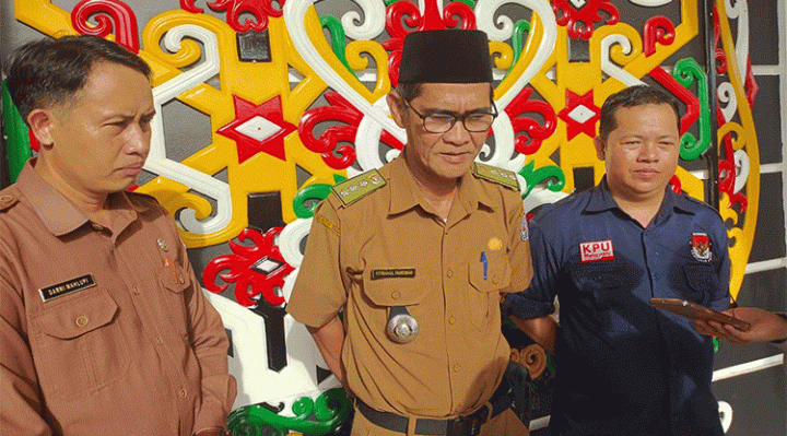Camat Murung Fitrianul Fahriman saat diwawancarai awak media usai menghadiri pelantikan anggota PPS se Kabupaten Murung Raya Selasa 24 Januari 2023.