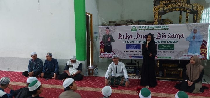 Dai Cilik SDIT Al Madaniyah Samuda Dira Khairunna Latifa Marsudi saat menyampaikan tausyiah pentingnya puasa di bulan Ramadan Jumat 24 Maret 2023