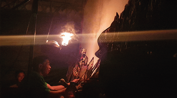 Dalang saat memainkan wayang kulit Purwa Banjar di halaman Kantor Pemkab Kotim Jumat malam 10 Maret 2023.