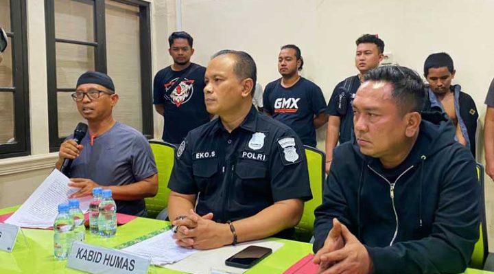 Direktur Reserse Kriminal Umum Polda Kalteng Kombes Faisal F Napitupulu kanan dan Kabidhumas Kombes K. Eko Saputro saat menggelar pres rilis Selasa 7 Maret 2023.