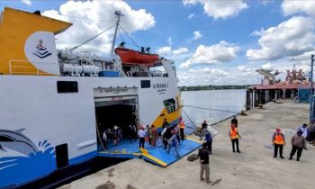 Embarkasi penumpang mudik di Pelabuhan Sampit menuju Pelabuhan Tanjung Perak Surabaya Rabu 29 Maret 2023.