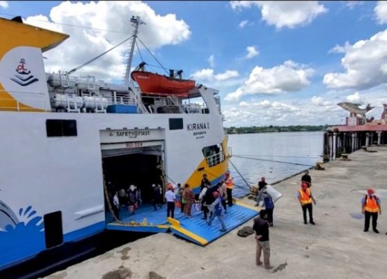 Embarkasi penumpang mudik di Pelabuhan Sampit menuju Pelabuhan Tanjung Perak Surabaya Rabu 29 Maret 2023.