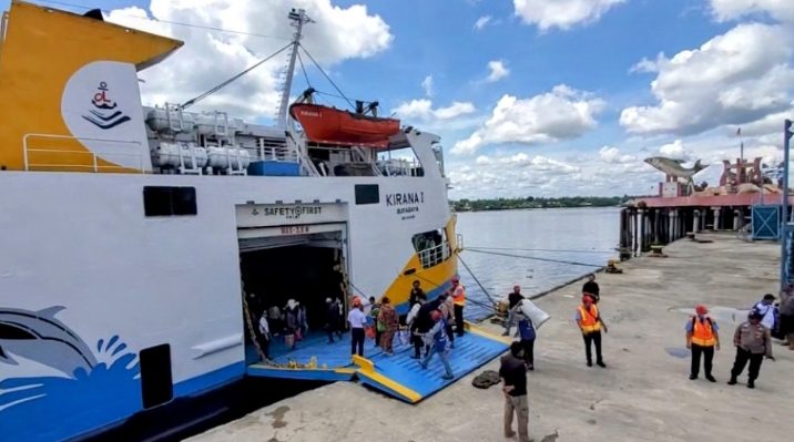 Embarkasi penumpang mudik di Pelabuhan Sampit menuju Pelabuhan Tanjung Perak Surabaya Rabu 29 Maret 2023.