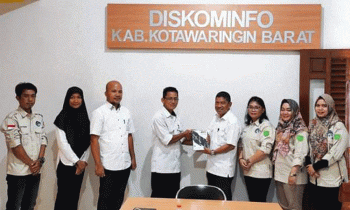 Foto bersama Diskominfostandi Pulang Pisau dengan Diskominfostandi Kobar.