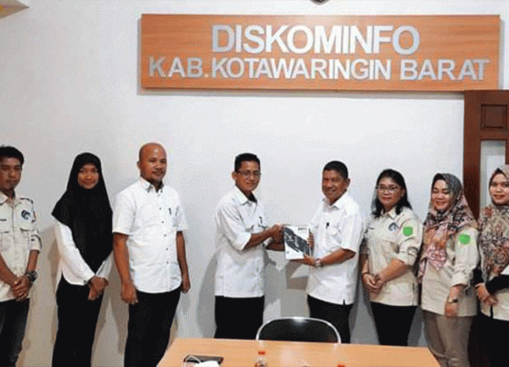 Foto bersama Diskominfostandi Pulang Pisau dengan Diskominfostandi Kobar.