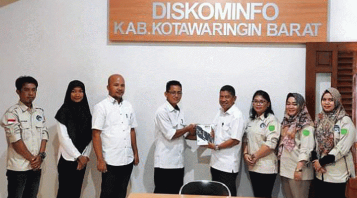 Foto bersama Diskominfostandi Pulang Pisau dengan Diskominfostandi Kobar.