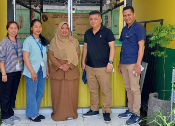 Foto bersama Guru Pendamping Inovasi Siswa SDN 4 Ketapang Asykuriah dengan jajaran toko Griya Samudra di SDN 4 Ketapang Selasa 21 Maret 2023