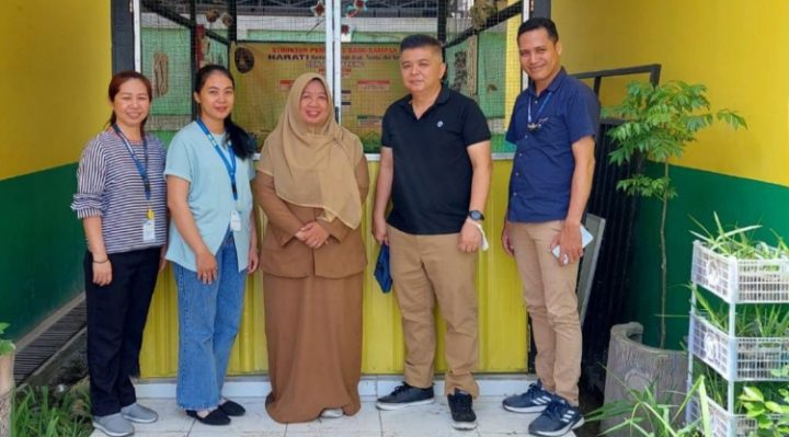 Foto bersama Guru Pendamping Inovasi Siswa SDN 4 Ketapang Asykuriah dengan jajaran toko Griya Samudra di SDN 4 Ketapang Selasa 21 Maret 2023