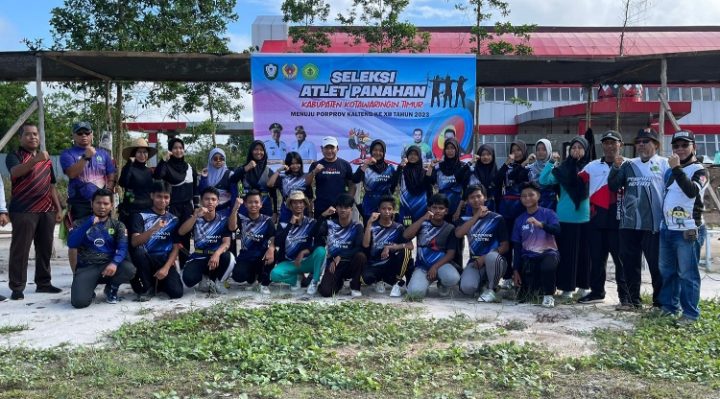 Foto bersama atlet panahan pimpinan dan para pengurus Perpani Kotim Jalan Tjilik Riwut Sampit Minggu 19 Maret 2023.