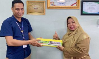 Guru pembina inovasi siswa SDN 4 Ketapang Asykuriah menerima bantuan alat pengemas produk inovasi sari bawang dayak Selasa 21 Maret 2023