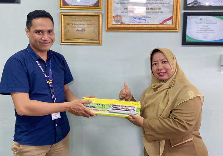SDN 4 Ketapang Dapat Bantuan Alat Pengemas untuk Produk Inovasi Sari Bawang Dayak