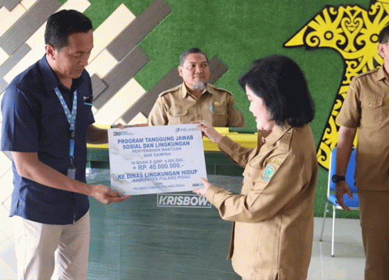 ILUSTRASI Bupati Pulang Pisau menyalurkan bantuan program CSR