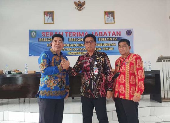 Johny Tangkere dan Suparmadi saat berjabat tangan didampingi Asisten I Setda Kotim Rihel setelah serah terima jabatan