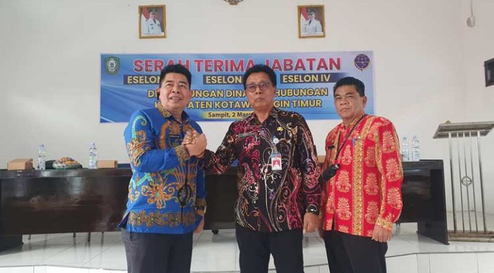 Johny Tangkere dan Suparmadi saat berjabat tangan didampingi Asisten I Setda Kotim Rihel setelah serah terima jabatan