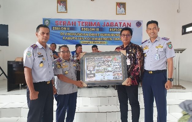 Johny Tangkere saat menerima cendera mata dari para pegawai Dishub Kotim usai sertijab di Kantor Dishub Kotim Kamis 2 Maret 2023.