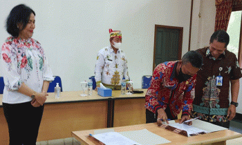 Kabid Pemerintahan Desa dan Kelurahan yang lama Hendry Januardy SE saat memandatanganii berita acara sertijab dengan Kabid baru Abikson disaksikan Kepala DPMD Lynda Kristiane Kamis 23 Februari 2023.