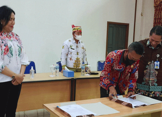 Kabid Pemerintahan Desa dan Kelurahan yang lama Hendry Januardy SE saat memandatanganii berita acara sertijab dengan Kabid baru Abikson disaksikan Kepala DPMD Lynda Kristiane Kamis 23 Februari 2023.